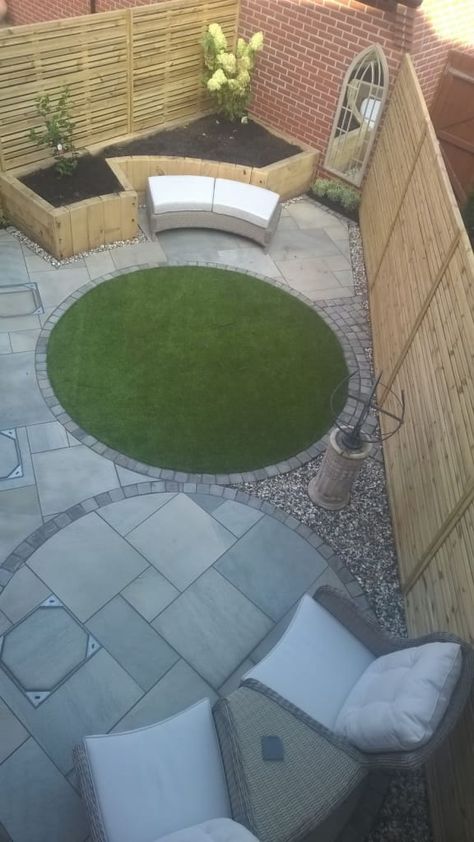 Circular Garden Design, Front Garden Entrance, Garden Trellis Designs, Circular Lawn, Garden Screens, Back Garden Design, Corner Garden, Garden Design Layout, Garden Makeover