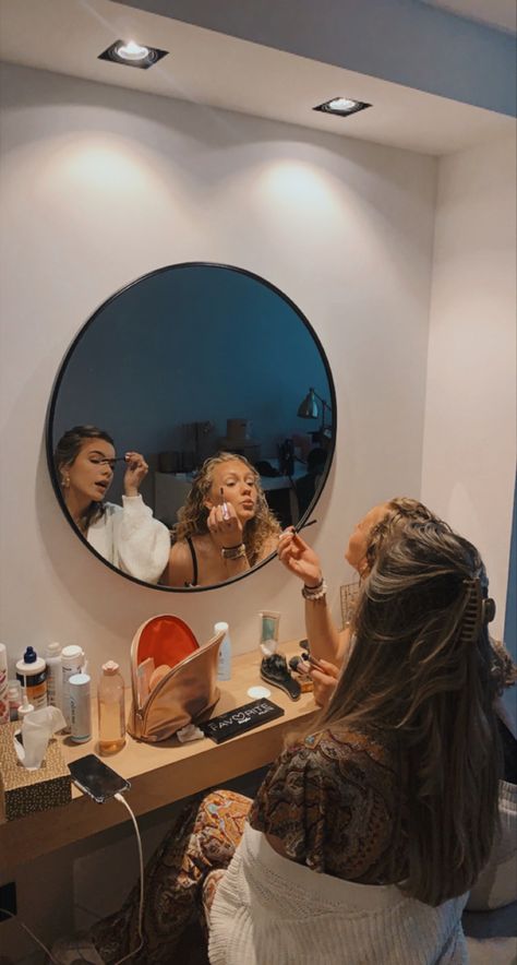 Picture of friends getting ready, a aesthetic and vibe before a party Nate And Anastasia, Picture Of Friends, Aesthetic Getting Ready, Friends Getting Ready, Icebreaker By Hannah Grace, Grace Aesthetic, Make Up Aesthetic, Getting Ready Together, Girls Vibes