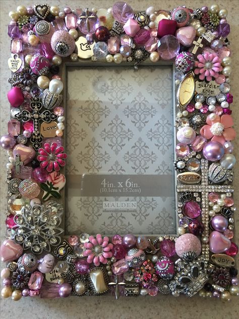 Beaded Photo Frame, Jeweled Mirrors Ideas, Embellished Picture Frames, Decorated Photo Frames, Decorated Frames, Decorated Picture Frames, Diy Picture Frames Crafts, Jeweled Picture Frame, Jeweled Picture