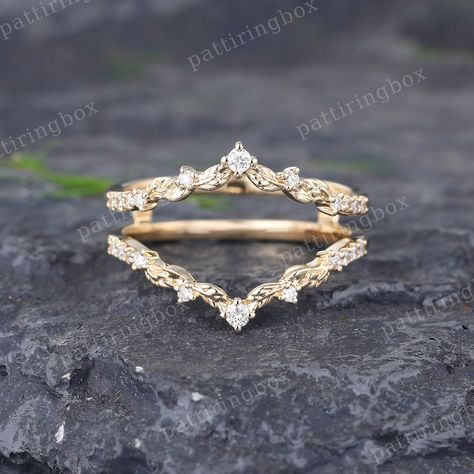 Vintage Curved wedding band Ring Enhancer Unique Moissanite Yellow gold Double wedding band Art deco Cluster Matching Stacking band Promise ring ◆RING DETAILS: Stone: Moissanite or Natural Diamonds Shape: Round cut Stone weight: About 0.15ct ◆Band Width:4.7mm ◆Band Thickness:1.2mm Oval ring set: https://www.etsy.com/au/listing/1168271246/oval-moissanite-engagement-ring-set-rose?ref=listings_manager_grid Hexagon ring set: https://www.etsy.com/au/listing/1167639674/hexagon-cut-moissanite-engagemen Double Wedding Band, Wedding Ring Upgrade, Wedding Ring Enhancers, Double Wedding Bands, Hexagon Ring, Wedding Ring Bands Set, Enhancer Wedding Band, Ring Enhancer, Double Wedding