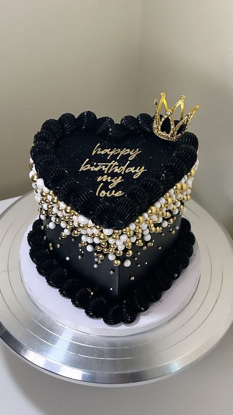 ximi_treats | Gold and black heart cake 🖤 | Instagram Gold Glitter Birthday Cake, Scorpio Birthday Cake Black, Gold Black Cake Birthday, 25th Birthday Cupcakes For Women, Cake For Mama Birthday, Cakes For 22nd Birthday, Black Heart Shaped Birthday Cake, Cake Ideas Black And Gold, Masquerade Birthday Cake