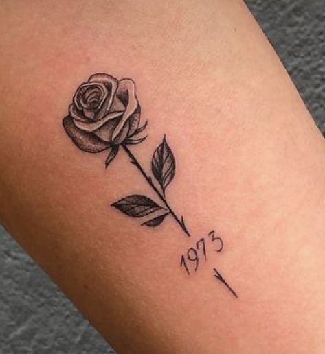 Single Rose Tattoos, Tatuagem Masculina Pequena, Rose Tattoos For Men, Rose Tattoos For Women, Small Rose Tattoo, Simple Tattoo Designs, Classy Tattoos, Tattoos For Daughters, Small Rose