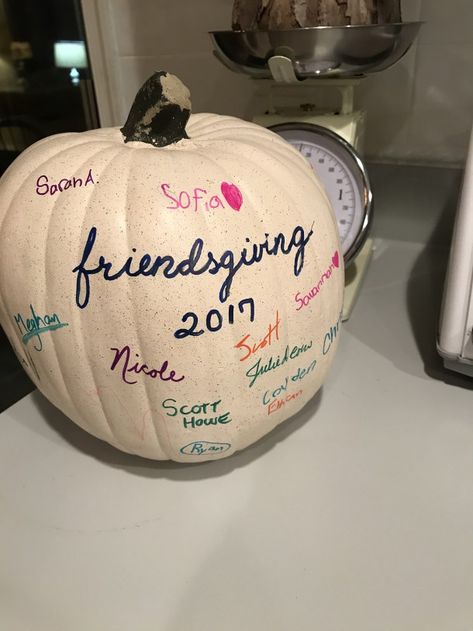 Friendsgiving "guest pumpkin". Have your guests sign a faux pumpkin for a perfect Friendsgiving keepsake. Friendsgiving Thankful Ideas, Friends Giving Dishes, Friendsgiving Ideas Outdoor, Friendsgiving Thankful Activities, Friendsgiving Message Board, Friendsgiving Dishes To Share, Preppy Friendsgiving, Black Friendsgiving Aesthetic, Teamsgiving Ideas