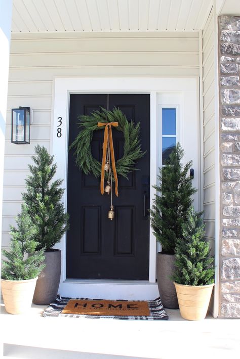 Door Decorations Christmas, Diy Christmas Door Decorations, Diy Christmas Door, Front Door Christmas Decorations, Cozy Christmas Decor, Modern Christmas Decor, Porch Christmas Decor, Christmas Decor Inspiration, Christmas Front Porch