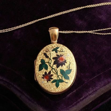 Antique Jewelry Victorian, Passion Flowers, The Language Of Flowers, Victorian Locket, Victorian Aesthetic, Secret Language, The Victorian Era, Antique Locket, Memory Locket