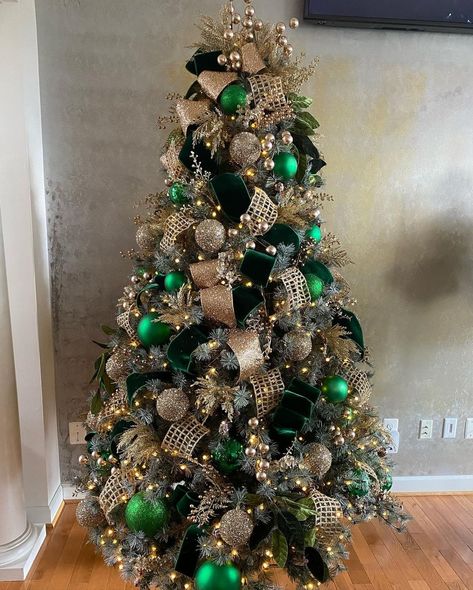 Emerald Green Christmas Pictures, Christmas Tree Decor Green And Gold, Green N Gold Christmas Tree, Emerald Green Christmas Ornaments, Flocked Tree With Green Decor, Christmas Decor Gold And Green, Green Bulbs On Christmas Tree, Emerald Gold Christmas Tree, Christmas Green Tree Ideas