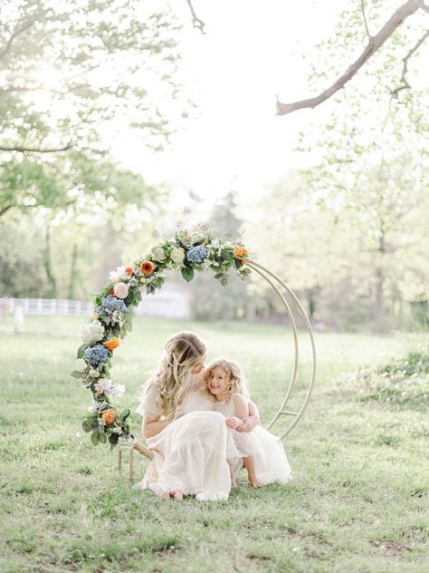 Mommy And Me Poses, Mini Session Themes, Easter Mini Session, Easter Photoshoot, Easter Photography, Mommy And Me Photo Shoot, Mini Photo Sessions, Mothers Day Pictures, Photography Mini Sessions