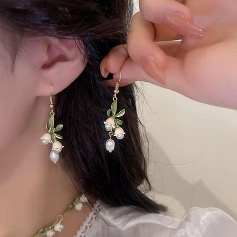 Drop Down Earrings, Regency Era Earrings, Pink And Green Earrings, Girly Jewelry Aesthetic, Forestcore Jewelry, Protocol Dresses, Earrings Aesthetic Vintage, Forest Accessories, Pearl Jewelry Aesthetic