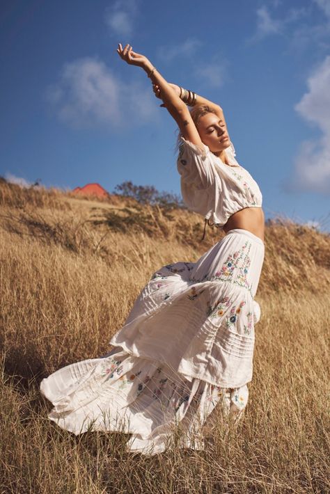 Maya Stepper Chases the Sun in LoveShackFancy Summer '19 Campaign Portret Feminin, Era Victoria, Maya Stepper, Boho Photoshoot, Fashion Fotografie, Mode Editorials, Foto Portrait, Nature Photoshoot, Outdoor Shoot