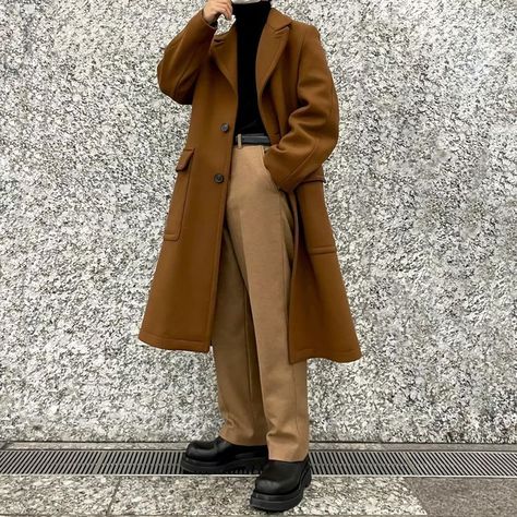 Black Turtleneck Brown Pants, Turtleneck Trench Coat Outfit Men, Brown Trench Coat Outfit Men, Long Brown Coat Outfit, Outfits With Black Turtleneck, Brown Long Coat Outfit, Mock Neck Outfit, Brown Turtleneck Outfit, Brown Trench Coat Outfit