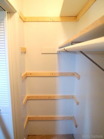 Adding braces for our DIY custom shelving in our builder basic closet! {Reality Daydream} Custom Closet Shelving, Diy Custom Closet, Organiser Son Dressing, Closet Redo, Closet Shelving, Closet Diy, Homestead Ideas, Custom Shelving, Picture Shelves