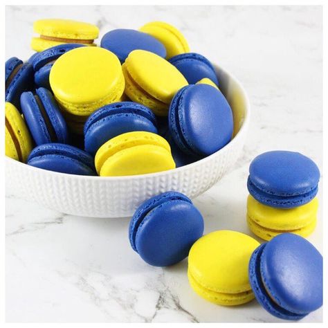 Blue and yellow macarons Blue And Yellow Desserts, Yellow Macarons, Themed Macarons, Ffa Banquet, Yellow Desserts, Confirmation Ideas, Lemon Macarons, Easy Halloween Food, Yellow Foods