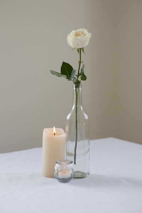 Simple Table Centerpieces For Party, Garden Rose Tattoo, Simple Centrepiece, Small Flower Centerpieces, Round Table Centerpieces Wedding, Single White Rose, White Rose Centerpieces, Round Table Centerpieces, White Flower Centerpieces