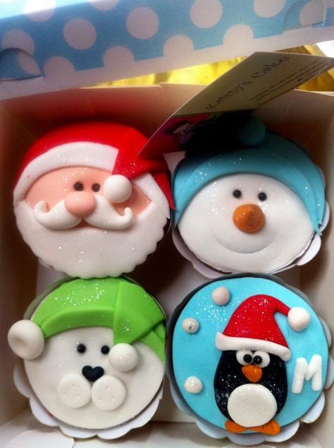 Christmas Cupcakes Decoration, Cake Christmas, Christmas Cake Designs, Christmas Biscuits, Christmas Cupcake, Christmas Cake Decorations, Xmas Cake, Cake Fondant, Fondant Cupcakes