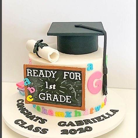 Kindergarten graduation cake Kindergarten Cakes Graduation, Graduation Cakes For Preschool, Graduation Cake For Teacher, Teacher Graduation Cake Ideas, Graduation Teacher Cake, Kindergarten Graduation Party Decor, Graduation Cake Preschool, Kindergarden Graduation Decor, Graduation Cake For Kindergarten