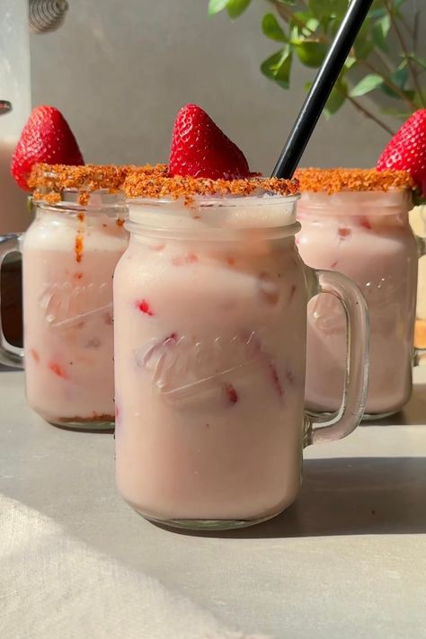 The Best Mexican Strawberry Agua Fresca Recipe - Foodima Strawberry Crema Fresca, Strawberry Fresca Drink, Strawberry Fresca, Strawberry Agua Fresca Recipe, Strawberry Agua Fresca, Fresca Drinks, Agua Fresca Recipe, Alternative Sweeteners, Mexican Drinks