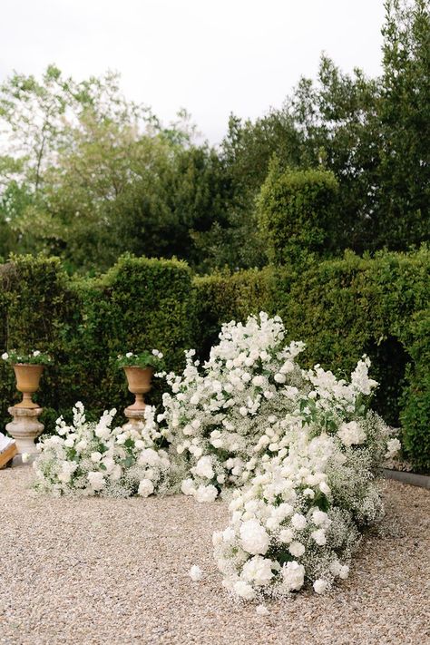 Altar Flowers Wedding, White Ceremony, Alter Flowers, Wedding Alters, Floral Arch Wedding, Tuscan Garden, Altar Flowers, Aisle Flowers, Ceremony Design