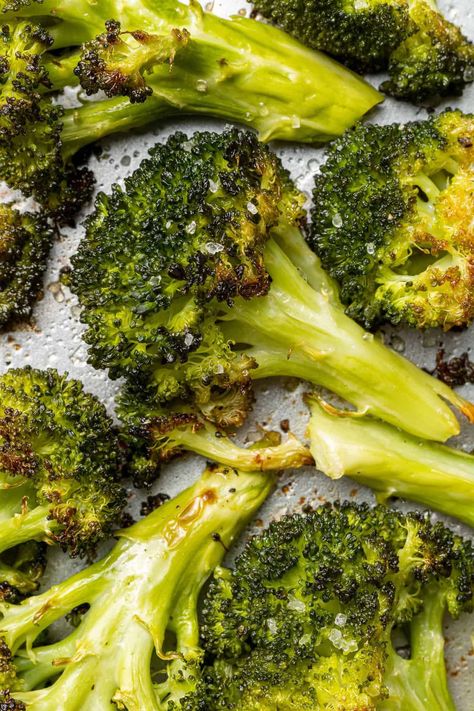 Roasted broccoli is the best broccoli ever! Once you learn how to roast broccoli, you may never go back to any other method. It's easy to make and the best broccoli you'll ever taste. How To Roast Broccoli, Roast Broccoli, Roast Frozen Broccoli, Seasoned Broccoli, Roasted Garlic Recipe, The Best Broccoli, Best Broccoli, Roasted Broccoli Recipe, Broccoli Quiche