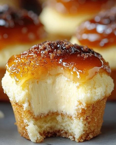 Vanilla Bean Crème Brûlée Cupcakes - Easy Recipe - optimal recipes Creme Brulee Cheesecake, Brulee Recipe, Cheesecake Cupcakes, Graham Cracker Crumbs, Graham Cracker, Fall Desserts, Perfect Desserts, Granulated Sugar, Cupcake Recipes