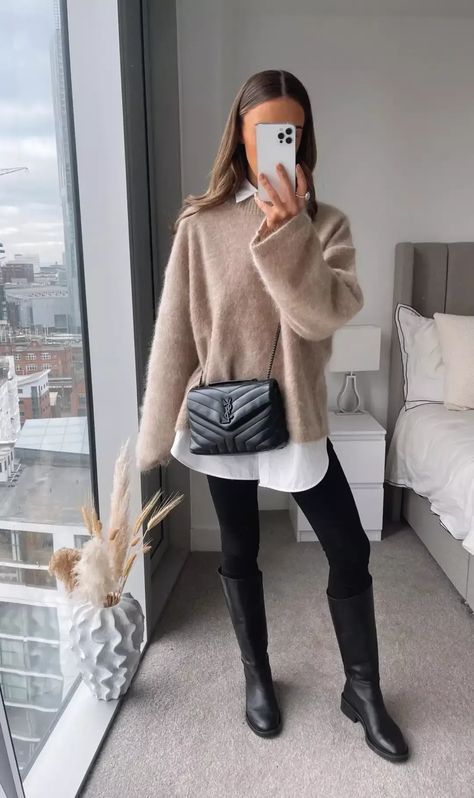 Stile Blair Waldorf, Adrette Outfits, Fall Boots Outfit, Black Boots Outfit, Look Legging, Fest Outfits, Black Leggings Outfit, Boots And Leggings, Jumper Outfit