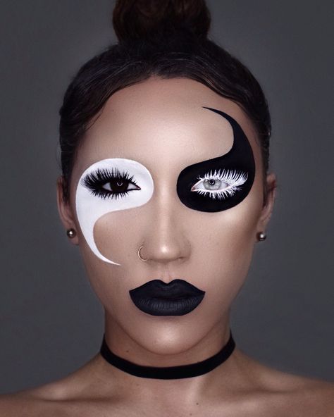 Yin Yang makeup face art Extreme Make-up, Fantasy Make-up, Halloween Make-up Looks, Halloweenský Makeup, Black And White Makeup, Drag Make-up, Face Art Makeup, Halloween Makeup Inspiration, White Makeup