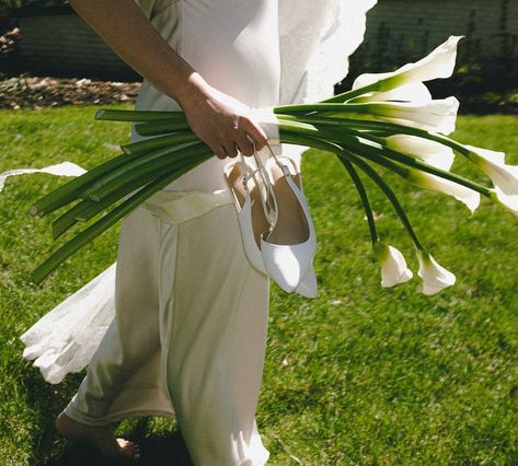 —— the bride and her calla lilies Calla Lillie’s, Wedding Calla Lily, Calla Lillies Wedding, Calla Lily Wedding, Lily Wedding, Gray Wedding, Lakeside Wedding, Wedding Vision, Flower Therapy