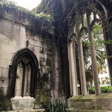 The Ruins of St. Dunstan-in-the-East – London, England - Atlas Obscura London Blitz, Shadow Of The Colossus, Beautiful Ruins, Castle Ruins, Theme Background, The Ruins, Public Garden, Fantasy Aesthetic, Gothic Architecture