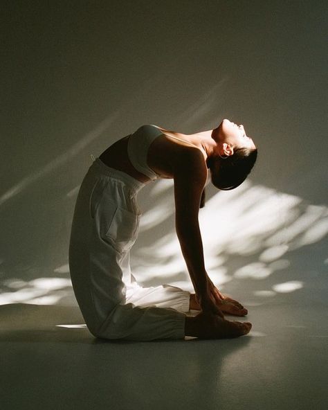 SKY TING (@skyting) • Photos et vidéos Instagram Yoga Photo Shoot, Breathwork Photography, Yoga Aesthetic Photography, Yoga Editorial, Clean Moodboard, Yoga Photoshoot Ideas, Wellness Photography, Daily Yoga Routine, Sky Yoga