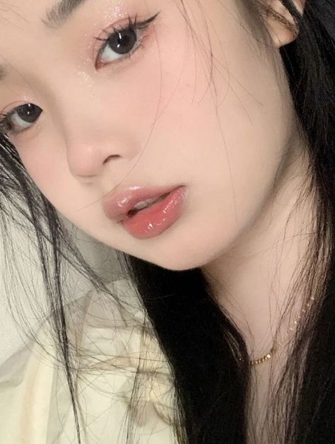 Aesthetic Uzzlang Girl, Uzzlang Girl Korean, Uzzlang Girl Aesthetic, Maquillaje Coquette, Uzzlang Aesthetic, Girl Uzzlang, Port Girls, Uzzlang Makeup, Pale Girl Makeup