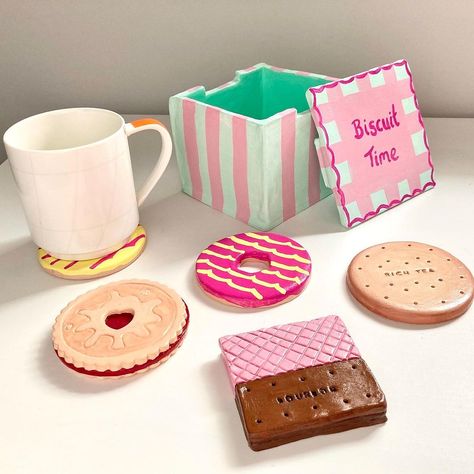 @yendall_creations making her favourite snack… out of clay 😍🍪🙌 This is biscuits and coffee but the biscuits are coasters and can be put… | Instagram Air Dry Clay Coasters, Diy Backdrop Ideas, Clay Coasters, Coasters Design, Diy Pottery Painting, Diy Air Dry Clay, Sculpture Art Clay, Air Dry Clay Projects, Tanah Liat