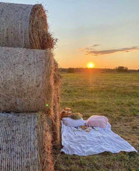 Farm At Night Aesthetic, American Country Aesthetic, Farm Aesthetic Country Living, Cozy Room Ideas, Room Ideas For Men, Vibey Apartment, Room Ideas For Men Bedroom, Cute Sunset, Baddie Apartment