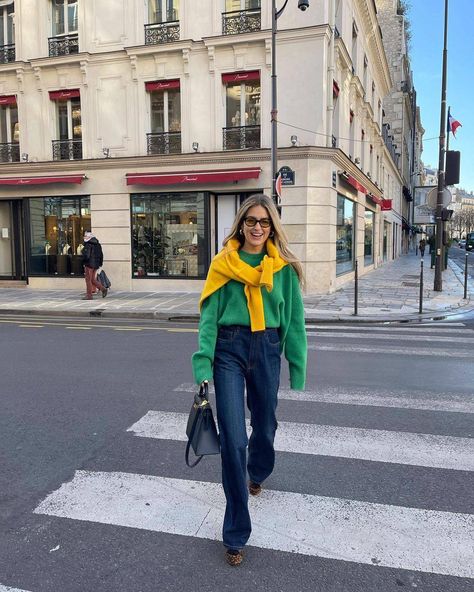 Kelly Green Outfit, Green Outfit Ideas, Green Sweater Outfit, Green Shirt Outfits, Kelly Green Sweater, Green Outerwear, Style Parisian Chic, Emili Sindlev, Gala Gonzalez