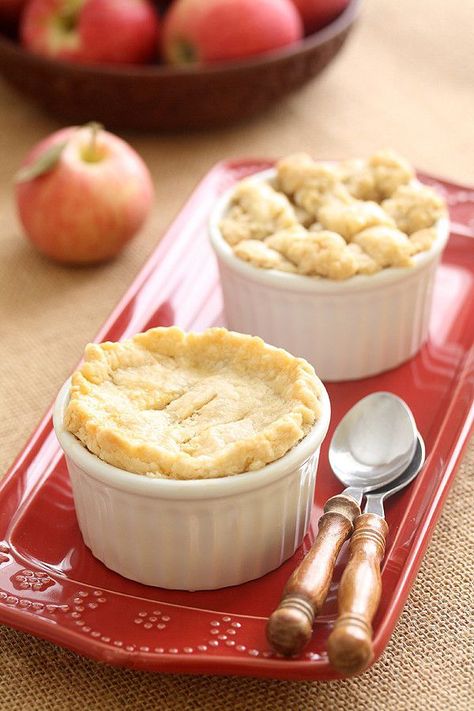 Mini Apple Pie For Two are baked in ramekins with a homemade pie crust and homemade apple pie filling. No special 6 inch pie pan needed! Apple Pie For Two, Pies For Two, Individual Apple Pies, Ramekin Dessert, Ramekin Recipe, Savory Apple Recipes, Mini Apple Pie, Recipe Using Apples, Homemade Crust