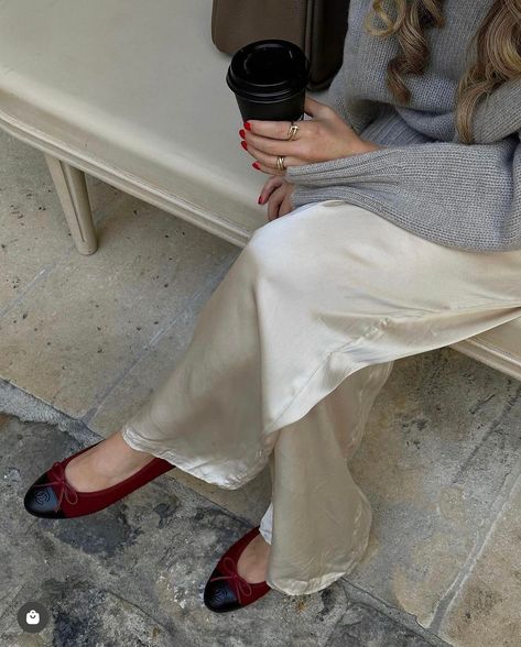 Instagram: @softgoatcashmere - Cinnamon Spark Satin Trousers Outfit Winter, Silk Trousers Outfit Classy, Outfits With Silk Pants, How To Style Satin Pants, Silk Pants Outfit Street Styles, Silky Pants Outfit, Silk Trousers Outfit, Satin Trousers Outfit, Beige Trousers Outfit