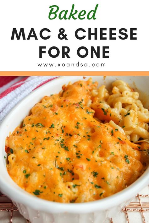 This baked macaroni and cheese for one recipe serves up the perfect, creamy pasta of your dreams! #macandcheese Essen, Macaroni And Cheese For One, Mac And Cheese For One, Single Serve Meals, Best Mac N Cheese Recipe, Baked Mac And Cheese Recipe, Baked Macaroni And Cheese, Easy Meals For One, Recipe For 1