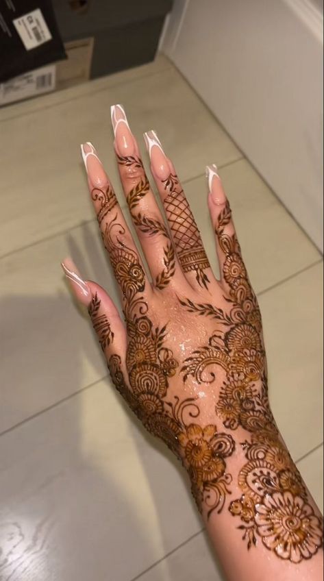 Celebrate your unique style with stunning henna tattoo designs. These intricate patterns range from traditional motifs to modern interpretations, ensuring a perfect fit for any occasion. Whether for weddings, special events, or casual wear, these henna tattoos add a touch of elegance and cultural heritage. Let your hands tell a story with these beautiful designs. #simplemehndi #hennadesign #stylishhenna #henna #easymehndi #mehndidesigns #mehndicorner #easymehndi Traditional Henna Designs, Indian Henna Designs, Desi Things, Henna Designs Back, Mehndi Ideas, Cute Henna Designs, Cute Henna Tattoos, Henna Tutorial, Indian Mehndi