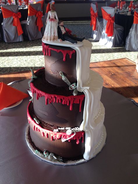 Scary Wedding Cakes, Zombie Wedding Cake, Emo Wedding Theme, Emo Cake, Half And Half Wedding Cakes, Agree Shampoo, Mafia Wedding, Zombie Couple, Bad Cakes