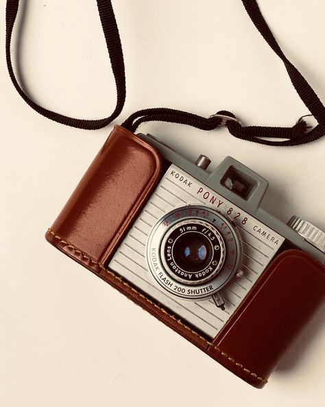 Brown Camera Aesthetic, Old Camera Aesthetic Photos, Vintage Cameras Aesthetic, Old Cameras Vintage Aesthetic, Old Vintage Photos Aesthetic, Old Photography Aesthetic, 80s Camera Aesthetic, 1940s Camera, Retro Camera Aesthetic