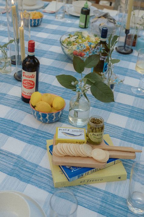 Italian Summer Dinner Party Table, Italian Inspired Backyard, Backyard Pizza Party, Italian Dinner Table, Beach Dinner Parties, Dinner Party Style, Backyard Dinner, Italian Summer Aesthetic, Backyard Dinner Party