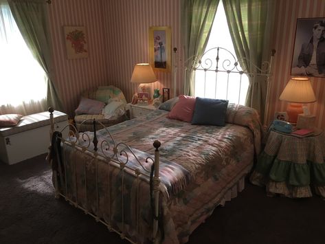 Wheelers House Stranger Things, Nancy Wheeler Room, Nancy Wheeler Bedroom, 1990s Bedroom, Nancy Wheeler Aesthetic, 80’s Bedroom, 90s Home, 80s Interior, Nancy Wheeler