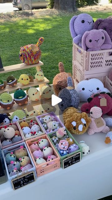 Plushie Market Display, Crochet Stall Display Ideas, Crochet Market Display, Crochet Display, Market Stall Display Ideas, Bouquet Business, Market Stall Display, Crochet Craft Fair, Art Fair Booth