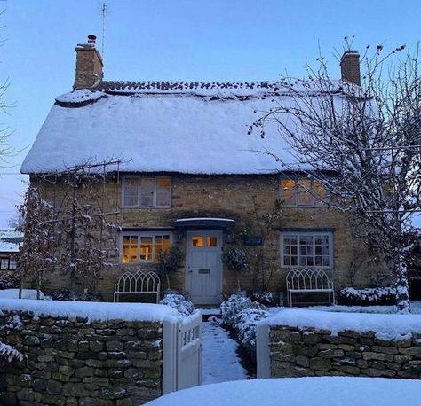 Cotswold Cottage, Christmas In England, Countryside Cottage, Winter Cottage, Cottage Exterior, Country Interior, Beautiful Cottages, House Hunters, British Countryside