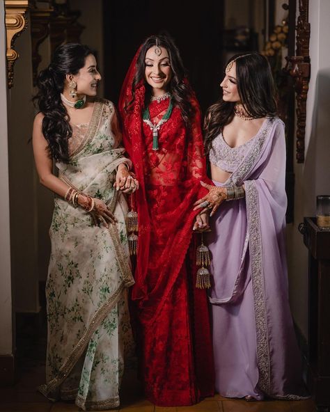 Bridesmaid In Saree, Red Saree Bride, Saree Wedding Bridesmaid, Saree Draping Ideas, Red Wedding Saree, Red Saree Wedding, Pics Of People, Trending Saree, Draping Ideas