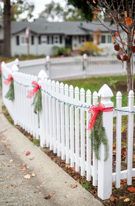 Lights Fence, Christmas Tree Fence, Fence Outdoor, Outdoor Christmas Decorations Yard, Outside Christmas Decorations, Colonial Christmas, Christmas Porch Decor, Fence Decor, Christmas Yard