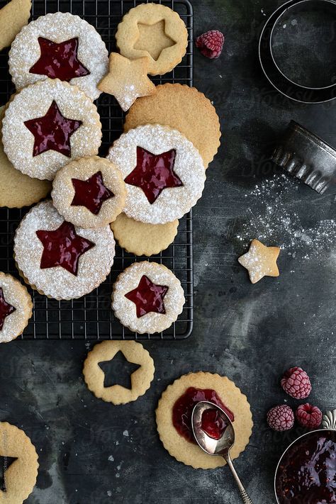 Christmas Cookie Photography, Holiday Baking Aesthetic, Christmas Cookies Pictures, Christmas Cookies Photography, Cookies Photography Styling, Biscuits Photography, Photography Cookies, Cookie Photography, Easter Sugar Cookies Decorated