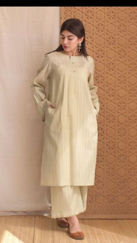 Kurta ideas Summer Eid Outfits Pakistani, Simple Eastern Dresses, Simple Long Shirt Designs Pakistani, Kurta Shirt Designs Women, Pocket Kurta Designs Women, Khaddar Dress Designing Ideas, Eastern Clothes Design, Winter Eastern Outfits, Winter Pakistani Outfits