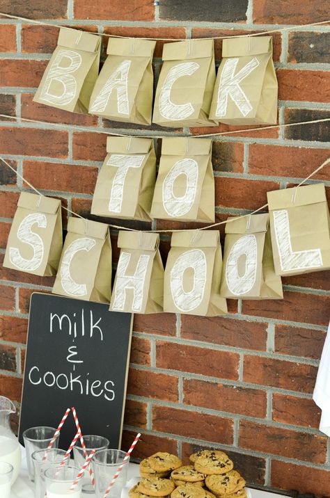 Back to School Kid's Party Vintage School Decor, Graduation Poster, School Breakfast, Decoration Vitrine, Cookies And Milk, School Displays, Back To School Night, Back To School Party, School Theme