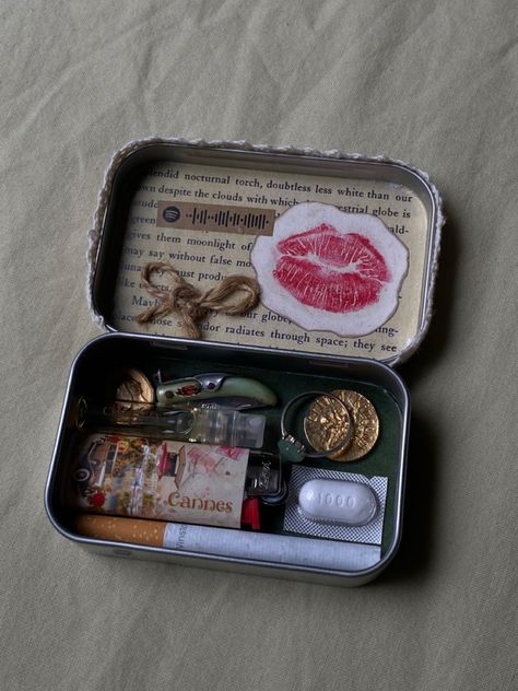 Wallet Inspiration, Mint Tin Crafts, Altoids Tins, Inside My Bag, Mint Tins, Puff And Pass, Cute Little Things, Tin Boxes, Tin Can