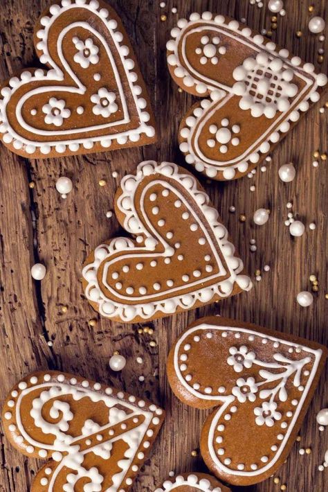 15 Ideas How To Decorate Heart Sugar Cookies And Impress Your Boyfriend Valentine Gingerbread Cookies, Cookies For Valentines Day, Cookies For Valentines, Heart Cookies Decorated, Gingerbread Designs, Decorate Sugar Cookies, Gingerbread Icing, Ginger Cookies Christmas, Heart Sugar Cookies