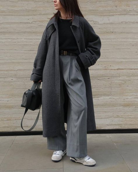 Grey Palazzo Outfit, Grey Trousers Street Style, Minimalist Urban Fashion, Grey Palazzo Pants Outfit, Grey Pants Winter Outfit, Grey Trousers Outfit Winter, Grey Pants Outfit Winter, Grey Wide Leg Pants Outfit, New Balance Outfit Men